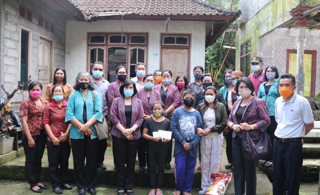 Dharma Wanita Persatuan Provinsi Bali Bantu Anak Yatim di Dusun Sukaluwih Amerta Bhuana