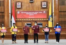 Gubernur Koster Semangati Mahasiswa Dari Puluhan PTN dan PTS di Bali Penerima Bantuan Sosial Tunai