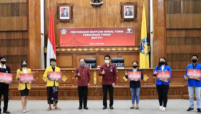 Gubernur Koster Semangati Mahasiswa Dari Puluhan PTN dan PTS di Bali Penerima Bantuan Sosial Tunai