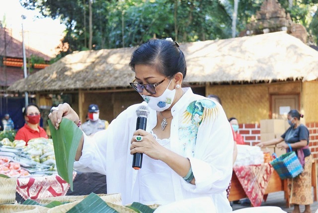 Penggak PKK di Desa Bongkasa: Ny. Putri Koster Berbagi Beras