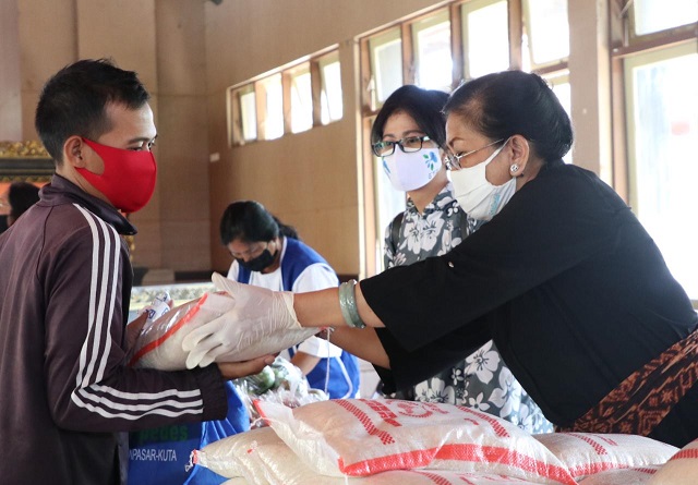 Hadiri Warung Kaget, Ny. Putri Suastini Koster Sumbang 250 Kg Beras