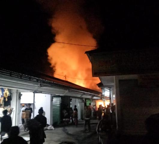 Pasar Baturiti Terbakar, Belasan Toko Ludes Dilalap Api