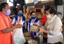 Dukung dan Apresiasi Aksi Sosial IWAPI dan KPRP Bali, Ny Putri Koster Sumbang Beras di Desa Kendran