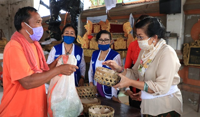 Dukung dan Apresiasi Aksi Sosial IWAPI dan KPRP Bali, Ny Putri Koster Sumbang Beras di Desa Kendran