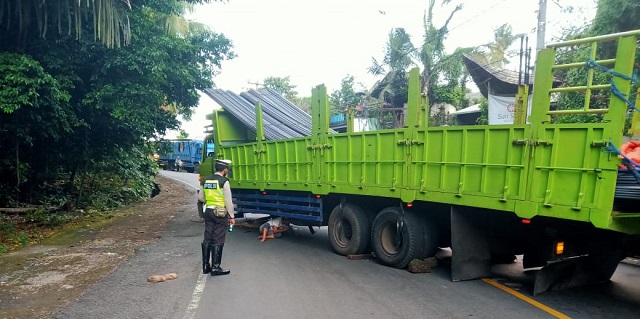 Patah As Roda, Sebuah Truk Melintang Macetkan Jalur Tengkorak