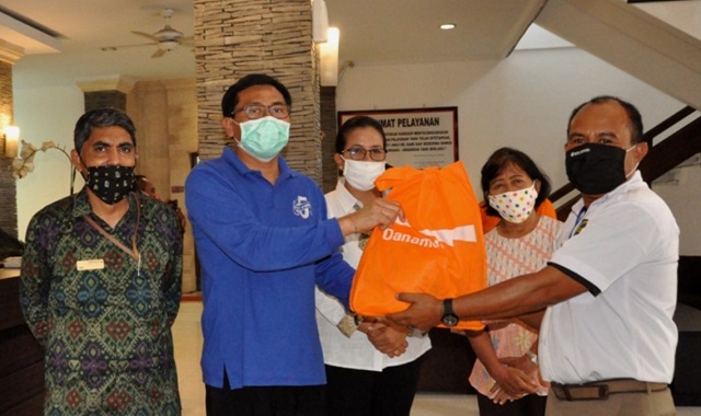 Bupati Eka Bantu Sembako PENA-NTT di Bali dan Jemaat Gereja Immanuel