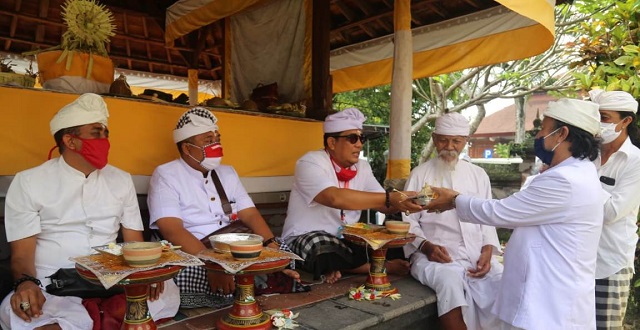 Memohon Kerahayuan Jagat, Wabup Sanjaya Sembahyang di Pura Puser Tasik Tabanan