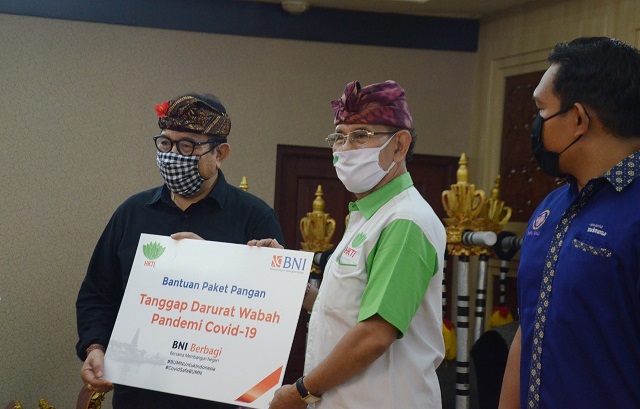 Wagub Bali, Terima 4.000 Paket Sembako Bantuan BNI