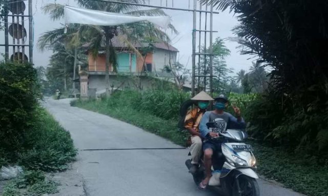 Magelang Diguyur Hujan Abu Gunung Merapi