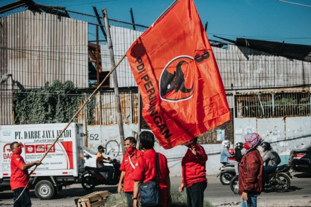 Kader PDIP Surabaya Kompak Kibarkan Bendera di Kampung dan Rumah