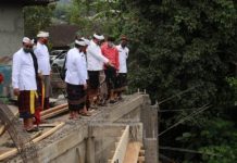 Bupati Mahayastra Serahkan Bantuan Rp 1,45 Miliar untuk Lima Pura Terkena Bencana