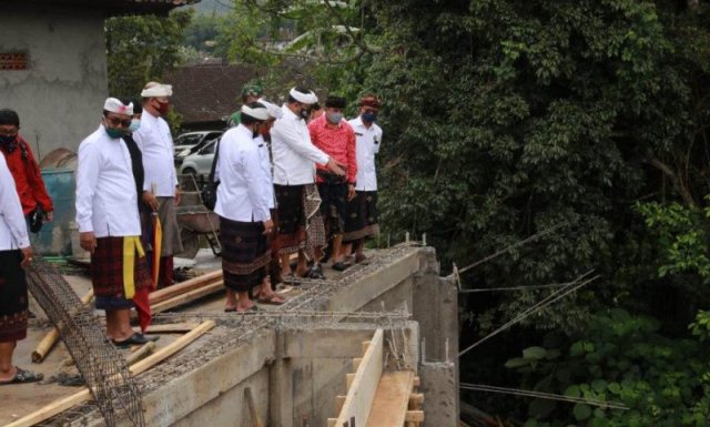 Bupati Mahayastra Serahkan Bantuan Rp 1,45 Miliar untuk Lima Pura Terkena Bencana