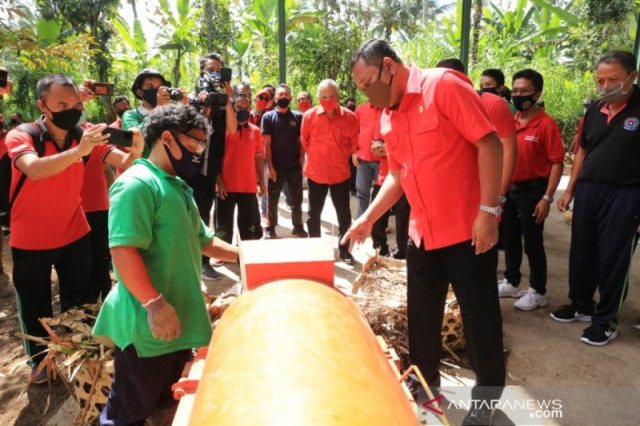 Bupati Mahayastra Resmikan Fasilitas Pengolahan Material Sampah Desa Taro