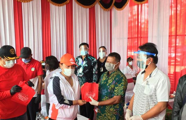 Bupati Eka Bagikan 3.600 Paket Imun ke Pedagang Pasar