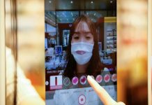 Belanja Kosmetik Tanpa Takut Virus Corona dengan Cermin AR Canggih