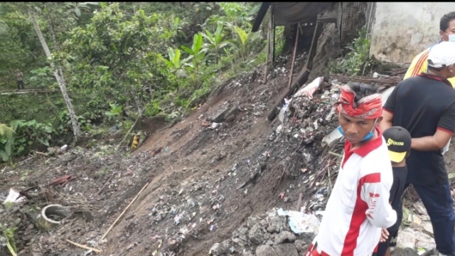 Diguyur Hujan, Rumah Warga Munduk Anyar Tergerus Longsor