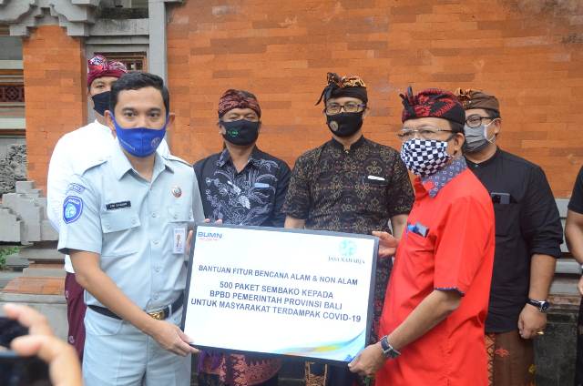 Gubernur Koster Terima Bantuan 500 Paket Bahan Pangan dari Jasa Raharja