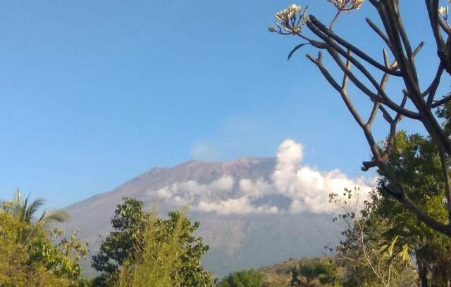 PVMBG Turunkan Status Gunung Agung Jadi Waspada