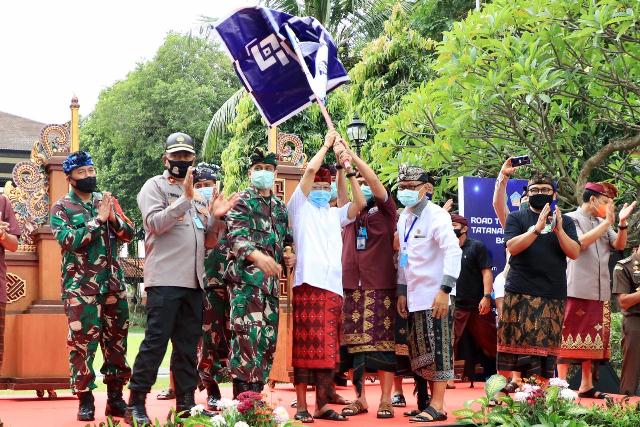 Hari Pertama Penerapan Tatanan Era Baru di Bali, Gubernur Koster Lepas Rombongan Mobil Kuno