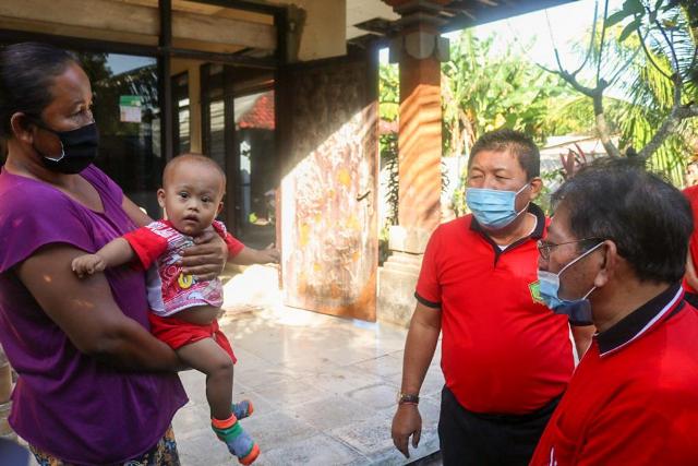 Jumat Peduli, Bupati Jembrana Kunjungi Warganya yang Sakit