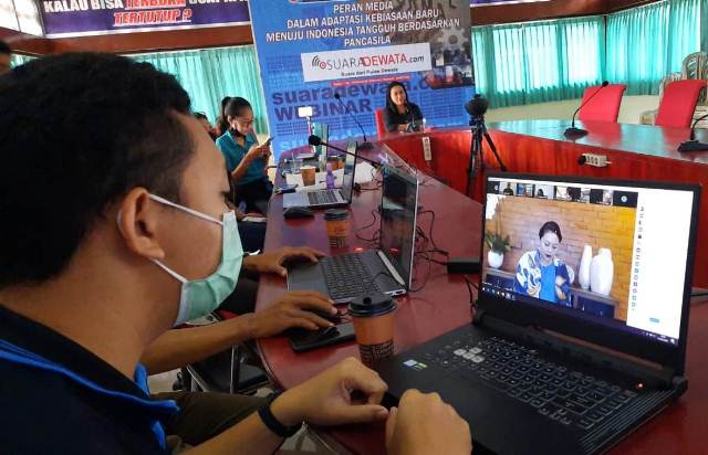 Buka Webinar, Bupati Eka Apresiasi Peran Media dalam Adaptasi Kebiasaan Baru