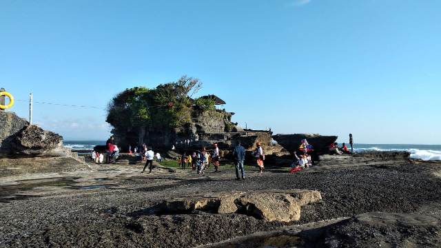 Libur Idul Adha, Ribuan Wisatawan Kunjungi Tanah Lot