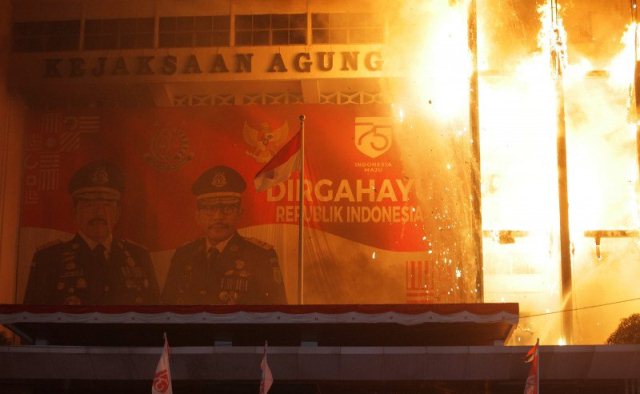 Ruangan Kerja Jaksa Agung Ikut Terbakar