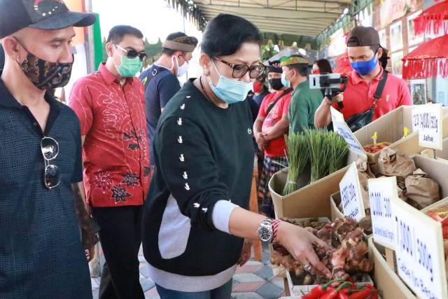 Ny Putri Koster Pasar Gotong Royong Beri Dampak Positif Bagi Warga