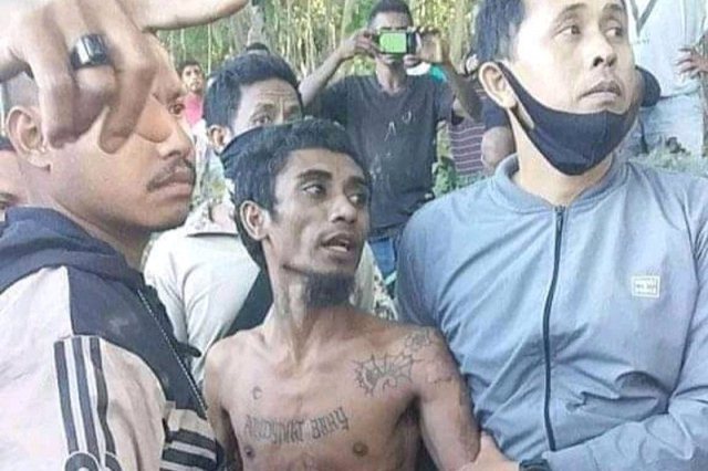 Usai Bunuh Dua Anak Kandungnya, Pria Ini Kabur Panjat Pohon