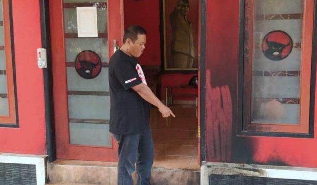 Kantor DPC PDI Perjuangan Cianjur Dilempar Bom Molotov, Pintu dan Sofa Depan Terbakar