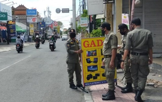 Ganggu Keindahan Kota, Satpol PP Tertibkan Baliho dan Spanduk