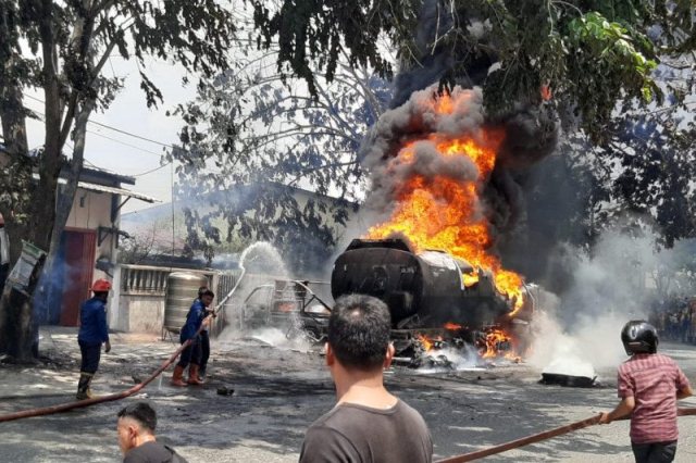 Truk Tangki BBM Pertamina Terbakar