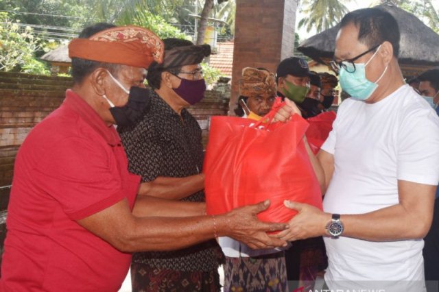 Wabup Badung Motivasi Warga Terdampak COVID-19 yang Jalani Karantina Mandiri