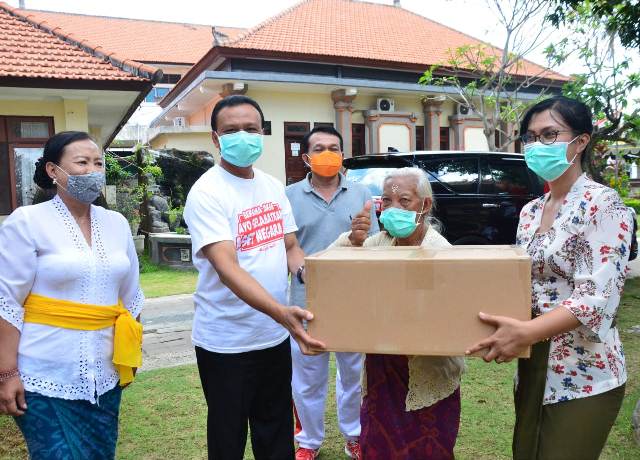 Sekda Bali, Serahkan Bantuan 82.000 Masker Untuk Panti Sosial se-Bali