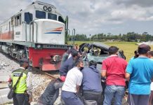 Dua Penumpang Mobil Tewas Tertabrak Kereta Api