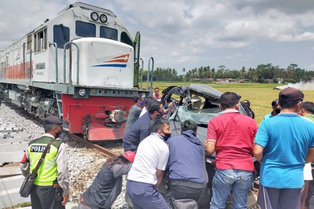 Dua Penumpang Mobil Tewas Tertabrak Kereta Api