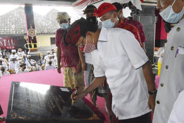 Resmikan Wantilan Desa Padangaji, Gubernur Koster Ajak Ikuti Tata Nilai Kehidupan Warisan Nilai Kearifan Leluhur