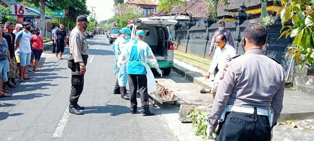 Senggolan Saat Nyalip Pemotor Tabrak Pohon, Satu Tewas