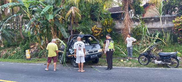 Hilang Kendali Pick Up Alami Laka Tunggal di Jalur Tengkorak