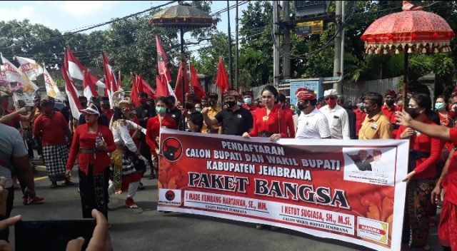 Jalan Kaki, Paket Bangsa Menjadi Pendaftar Pertama yang ikut Pilkada Jembrana