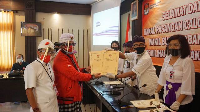 Pasangan Sanjaya-Edi Wirawan Daftar Pertama ke KPU Tabanan
