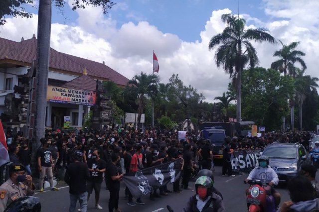 Polisi Bubarkan Massa Demo Tuntut Bebaskan Jrx