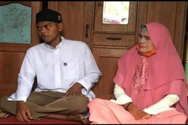 Pemuda Lajang di Buntok Nikahi Nenek 62 Tahun