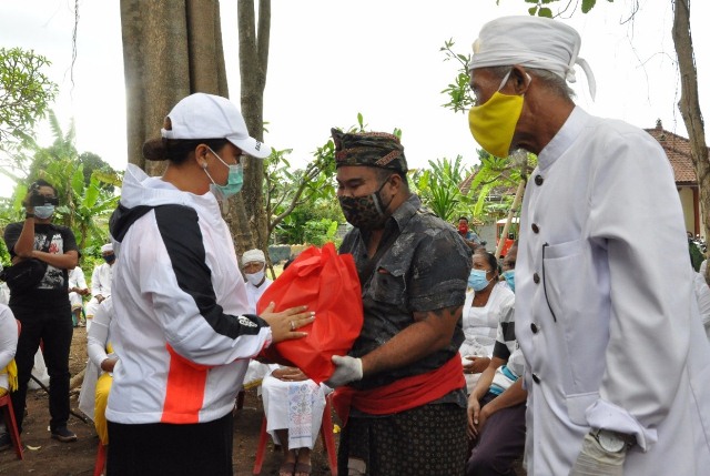 Bupati Eka Serahkan Bantuan ke Warga Terdampak Bencana Alam di Sanggulan