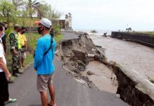 Bupati Suwirta Tinjau Jalan Rusak Akibat Hujan Deras