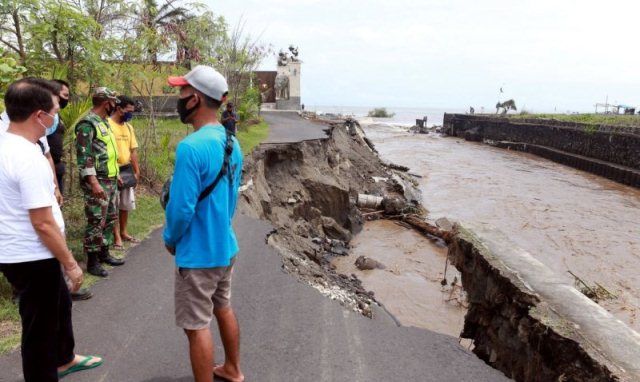 Bupati Suwirta Tinjau Jalan Rusak Akibat Hujan Deras