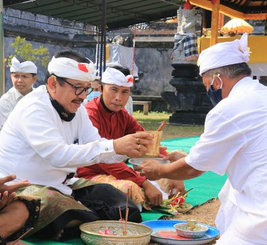 Wagub Cok Ace Hadiri Pujawali Catur Murti Lan Usaba Kaja di Desa Adat Seraya