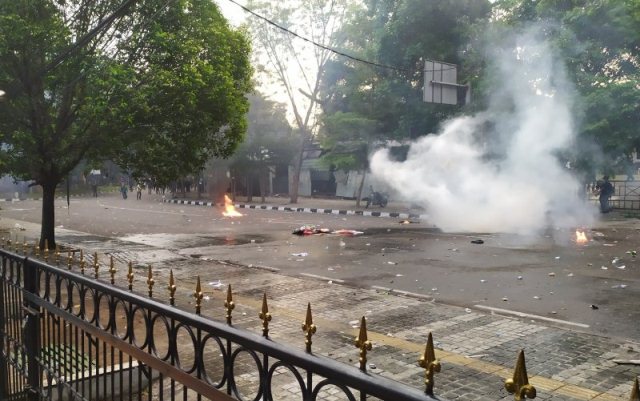 Aksi Unjuk Rasa di Bandung Kembali Rusuh, Polisi Tembakan Gas Air Mata