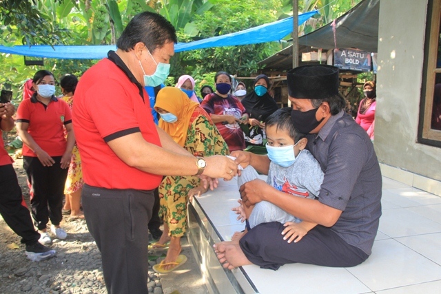 Jumat Berbagi: Bupati Artha Sambangi Penyandang Disabilitas di Dua Desa Pesisir