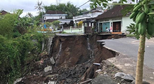 Pasca Banjir dan Longsor, Warga Tabanan Alami Kesulitan Air Bersih